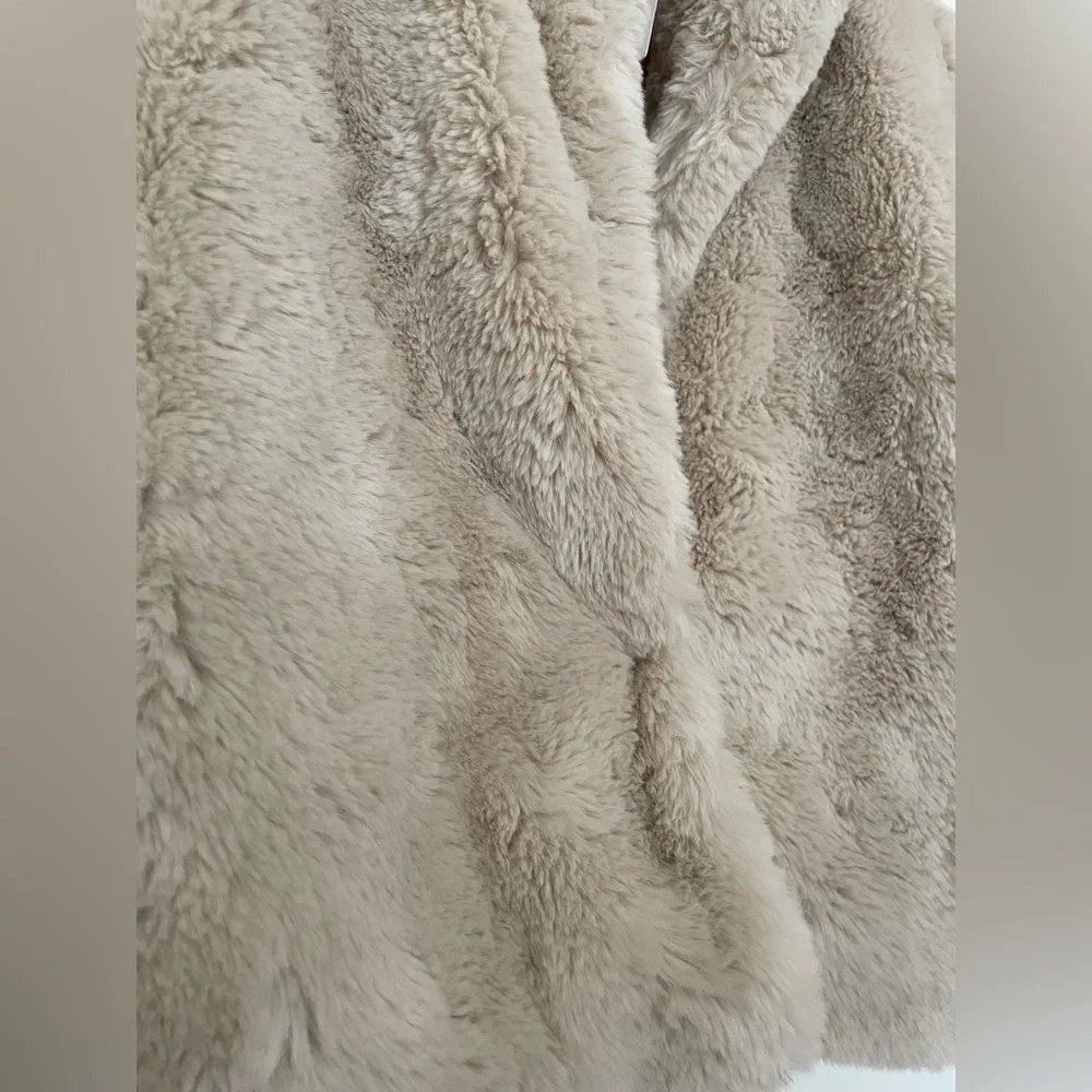 Faux fur Cream/tan coat NWT + shopping bag Bloomingdale’s - Picture 4 of 6